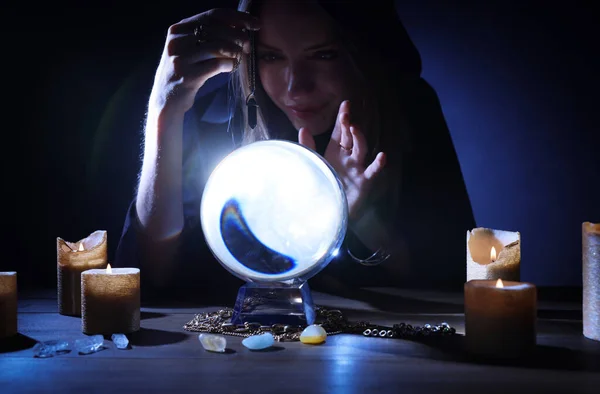 Soothsayer Usando Bola Cristal Para Predecir Futuro Mesa Oscuridad Adivinación — Foto de Stock