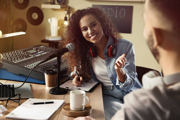 Mujer Afroamericana Joven Entrevistando Hombre Estudio Radio Moderno — Foto de Stock