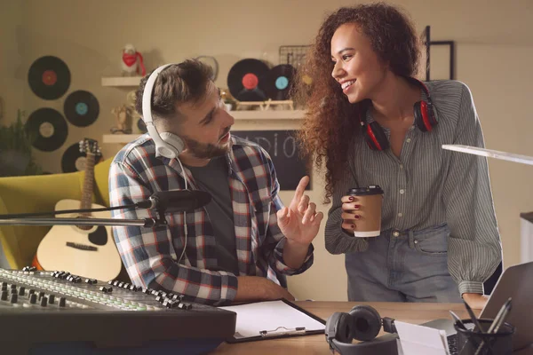 Menschen Die Modernen Radiostudios Mit Professioneller Ausstattung Arbeiten — Stockfoto