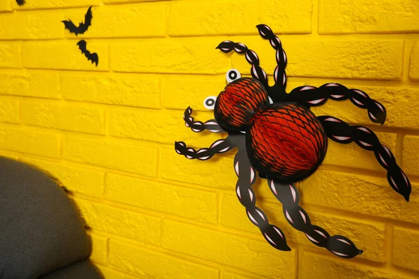 Yellow Brick Wall Decorated Halloween Room Focus Spider — Φωτογραφία Αρχείου