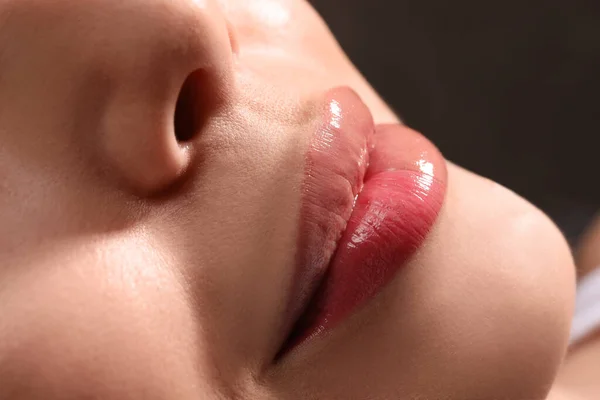 Young Woman Permanent Lip Makeup Tattoo Salon Closeup — стоковое фото
