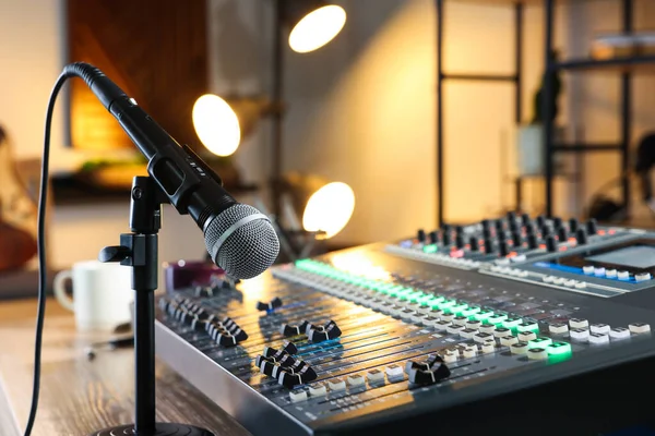 Microfoon Professionele Mengtafel Tafel Radiostudio — Stockfoto