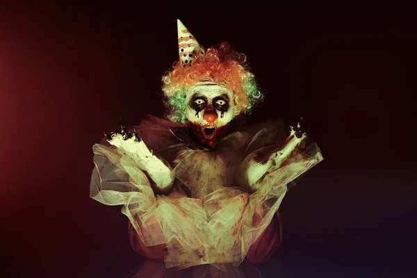 暗闇の中で恐ろしいピエロ ハロウィンパーティーの衣装 — ストック写真