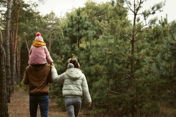 幸せな家族は森の中で一緒に時間を過ごす バックビュー — ストック写真