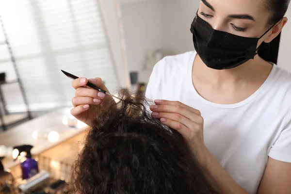 Professional Stylist Working Client Salon Closeup Hairdressing Services Coronavirus Quarantine — Stock Photo, Image