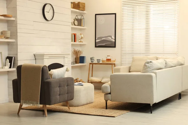 Interior Ruang Tamu Bergaya Dengan Sofa Nyaman Dan Perapian Dekoratif — Stok Foto