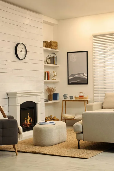 快適なソファと装飾的な暖炉とスタイリッシュなリビングルームのインテリア — ストック写真