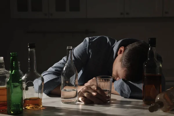 Εθισμένος Άνθρωπος Αλκοολούχο Ποτό Κοιμάται Στο Τραπέζι Στην Κουζίνα — Φωτογραφία Αρχείου