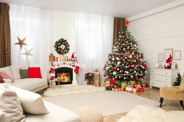 Feestelijke Woonkamer Interieur Met Kerstboom Bij Open Haard — Stockfoto