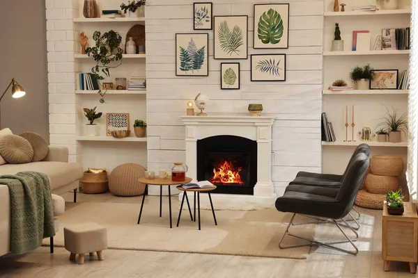 Rahat Sandalyeleri Dekoratif Şöminesi Olan Şık Bir Oturma Odası — Stok fotoğraf