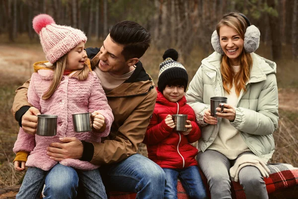 Familia Feliz Con Bebidas Calientes Pasando Tiempo Juntos Bosque — Foto de Stock
