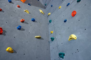 Spor salonunda tutunarak duvara tırmanmak. Sıra dışı spor