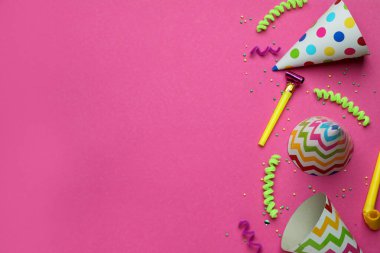 Pembe arkaplan üzerinde parti ögeleri ile düz konum, metin için boşluk