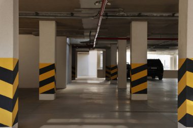 Güneşli bir günde arabalarla açık otopark