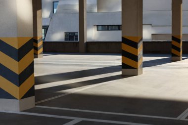 Güneşli bir günde boş açık araba otoparkı