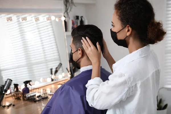 Profesionální Stylistka Pracující Klientem Salonu Kadeřnické Služby Během Karantény Coronavirus — Stock fotografie