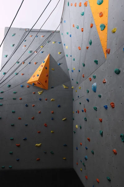 Pared Escalada Con Asideros Gimnasio Deporte Extremo —  Fotos de Stock