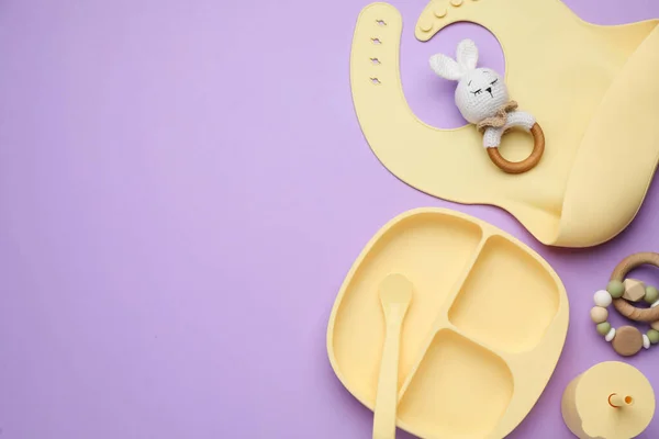 Set Plastic Dishware Silicone Bib Baby Accessories Violet Background Flat —  Fotos de Stock