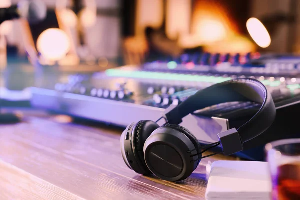 Headphones Professional Mixing Console Table Radio Studio —  Fotos de Stock