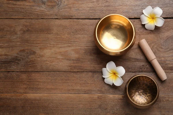 Golden Singing Bowls Mallet Flowers Wooden Table Flat Lay Space — Stockfoto