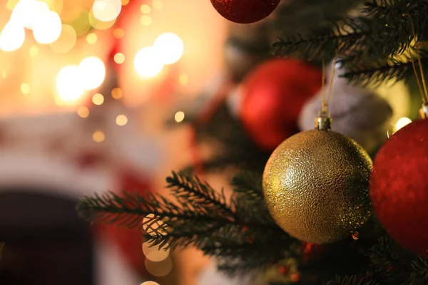 Nahaufnahme Ansicht Von Schön Geschmückten Weihnachtsbaum Drinnen — Stockfoto