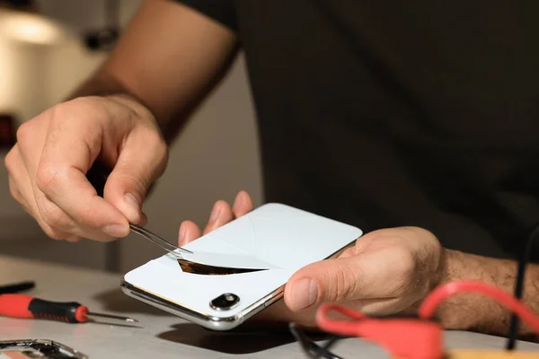 Technicien Réparer Smartphone Cassé Table Gros Plan — Photo