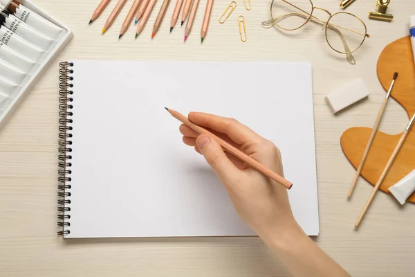 Vrouw Met Potlood Blanco Schetsboek Aan Witte Houten Tafel Bovenaanzicht — Stockfoto