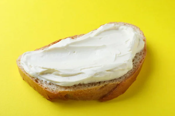 Φέτα Ψωμί Νόστιμο Τυρί Κρέμα Κίτρινο Φόντο Closeup — Φωτογραφία Αρχείου