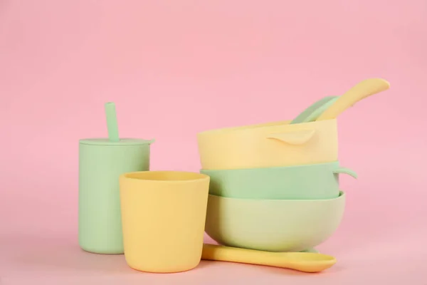 Set Plastic Dishware Pink Background Serving Baby Food — Φωτογραφία Αρχείου