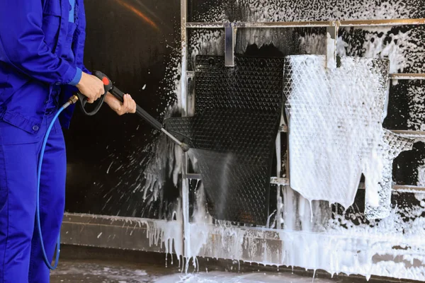 Worker Cleaning Auto Mats High Pressure Water Jet Car Wash — 스톡 사진