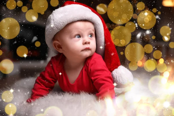 Schattige Kleine Baby Rode Pyjama Santa Hoed Vloer Tegen Wazig — Stockfoto