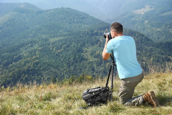 Uomo Scattare Foto Paesaggio Montano Con Fotocamera Moderna Treppiede All — Foto Stock