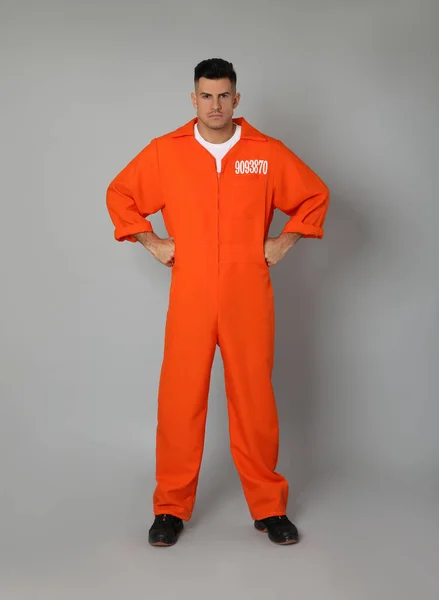 Fånge Orange Overall Grå Bakgrund — Stockfoto