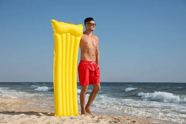 Чоловік Жовтим Надувним Матрацом Пляжі — стокове фото