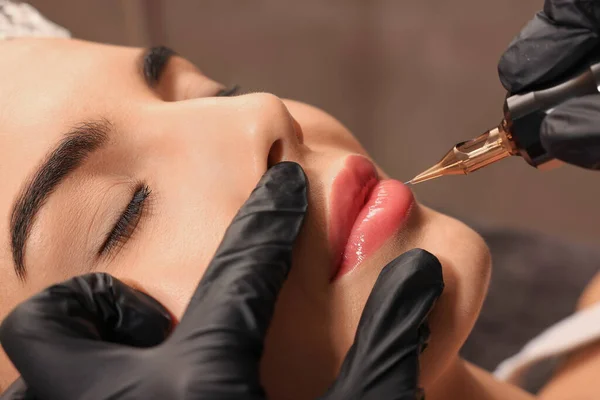 Jovem Mulher Passando Por Procedimento Maquiagem Labial Permanente Salão Tatuagem — Fotografia de Stock