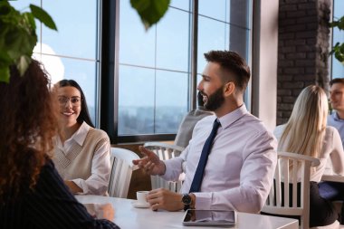 Kafede kahve molası veren iş arkadaşları.