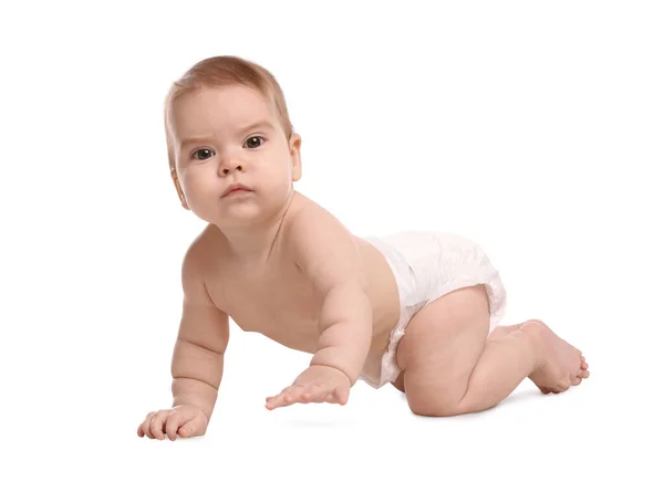 Lindo Bebé Pañal Arrastrándose Sobre Fondo Blanco — Foto de Stock