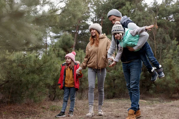 Lycklig Familj Umgås Skogen — Stockfoto