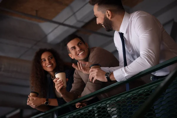 Grupo Compañeros Trabajo Hablando Durante Descanso Café Oficina — Foto de Stock