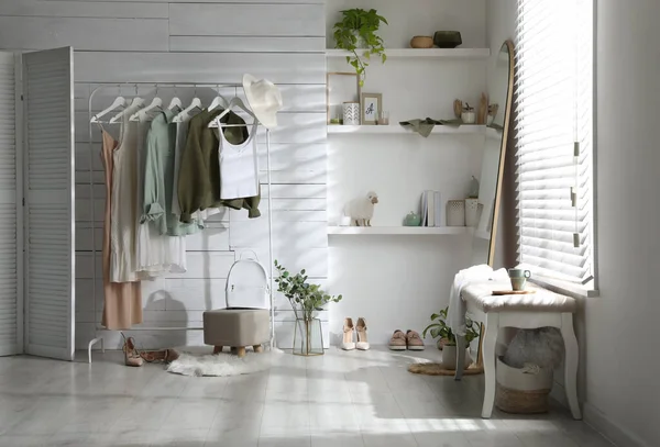 Rek Met Verschillende Stijlvolle Kleding Schoenen Decoratieve Elementen Kleedkamer Interieur — Stockfoto