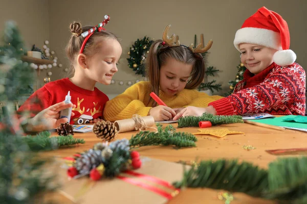 Roztomilé Malé Děti Dělat Krásné Vánoční Přání Doma — Stock fotografie