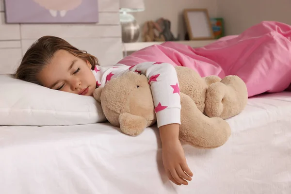 Niedliches Kleines Mädchen Mit Spielzeugbär Schläft Bett Hause — Stockfoto