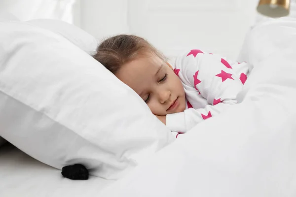 Χαριτωμένο Κοριτσάκι Κοιμάται Στο Κρεβάτι Κομμάτι Κάρβουνο Κάτω Από Μαξιλάρι — Φωτογραφία Αρχείου