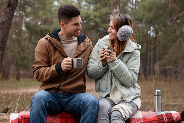 Glada Par Med Koppar Varmt Tillbringa Tid Tillsammans Skogen — Stockfoto