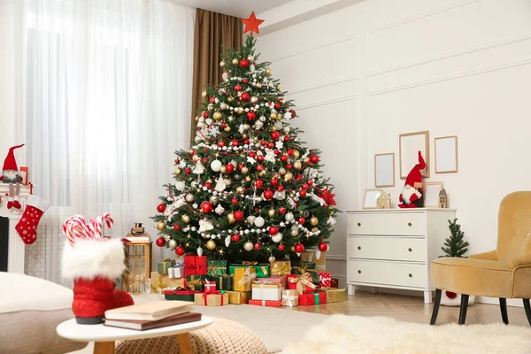 クリスマスツリーとお祭りリビングルームのインテリア — ストック写真