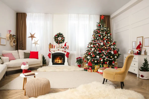 Interior Sala Estar Festiva Com Árvore Natal Perto Lareira — Fotografia de Stock