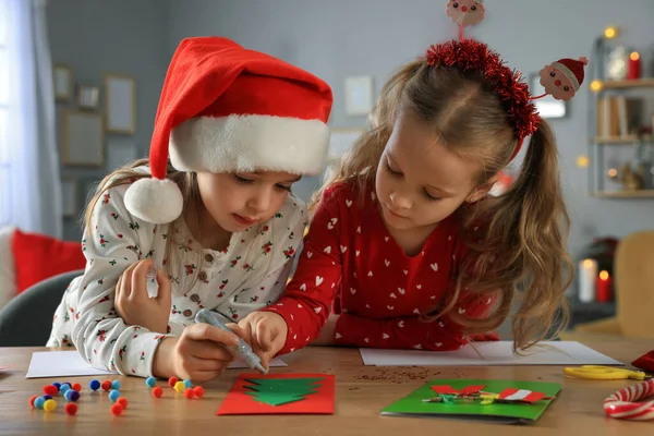 Lindos Niños Pequeños Haciendo Hermosas Tarjetas Felicitación Navidad Casa — Foto de Stock