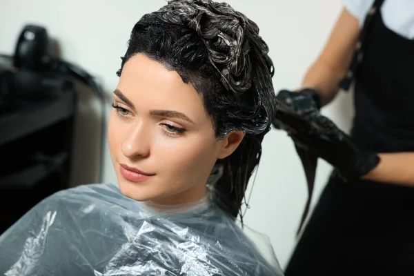 Profesionální Kadeřník Barvení Vlasů Klienta Salonu Krásy — Stock fotografie