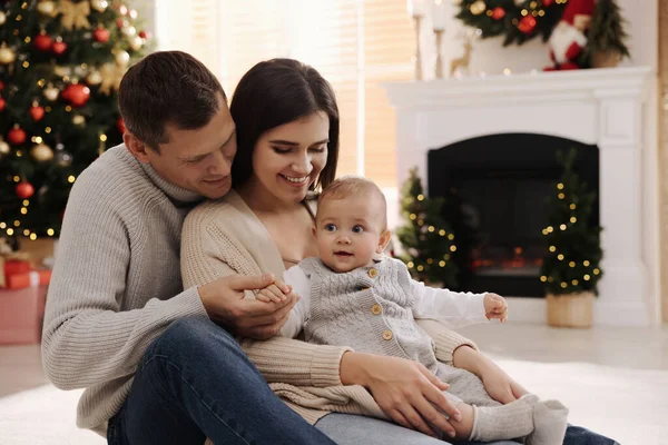 Familia Feliz Con Lindo Bebé Suelo Habitación Decorada Para Navidad —  Fotos de Stock