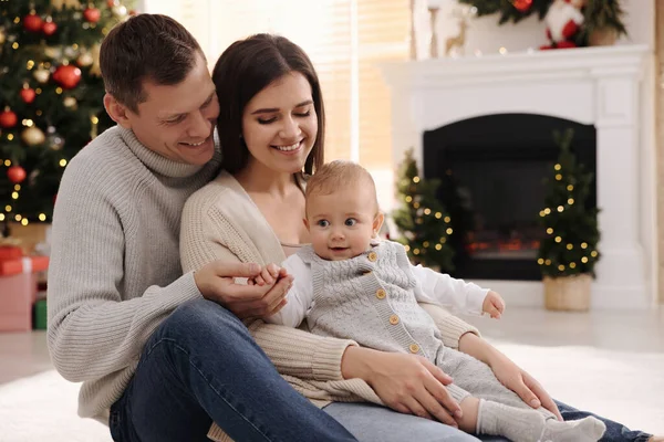 Familia Feliz Con Lindo Bebé Suelo Habitación Decorada Para Navidad —  Fotos de Stock